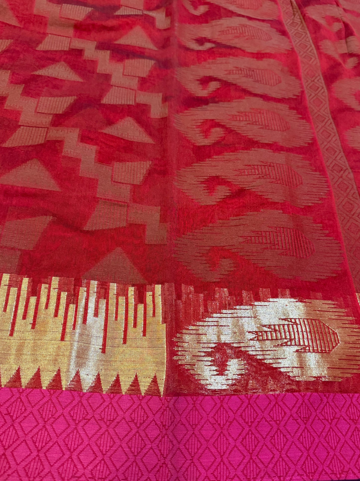 Maroon Banarasi Silk Saree – Abstract Design with Bel Buta Pallu
