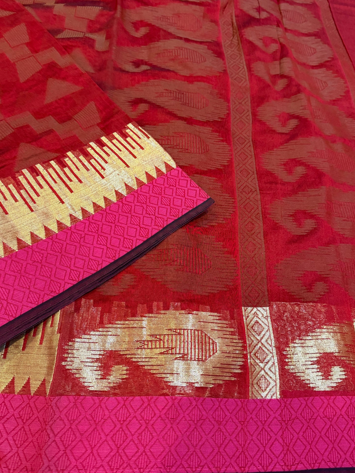 Maroon Banarasi Silk Saree – Abstract Design with Bel Buta Pallu